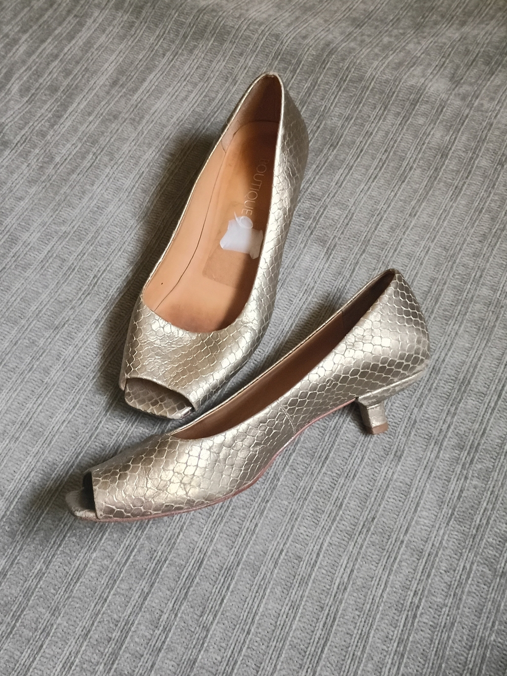 Boutique 9 Gold Metallic Snakeskin Embossed Peep Toe Kitten Heels - Size 7M US